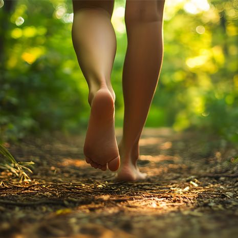 Barfuss auf einem Waldboden